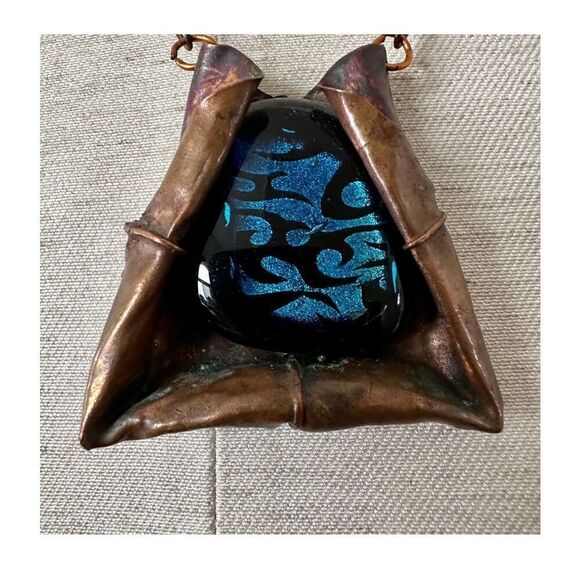Copper tone blue glass pendant necklace - Picture 3 of 8